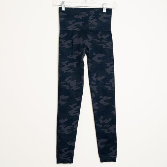 🚨 SPANX Black Camo Seamless Leggings 24" Look at Me Now - Picture 3 of 11